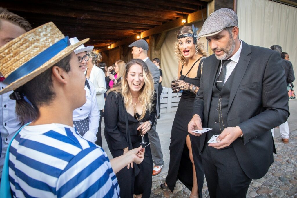 Magicien Close-up Paris : L’Art de la Magie de Proximité pour Vos Événements 