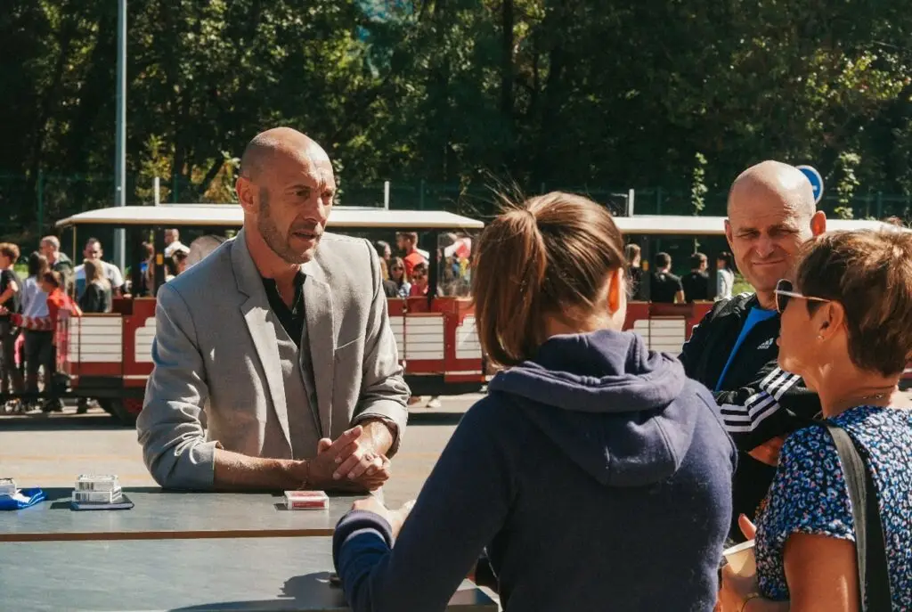 Magicien Close-up La Rochelle : Une Animation Magique pour Sublimer Vos Événements