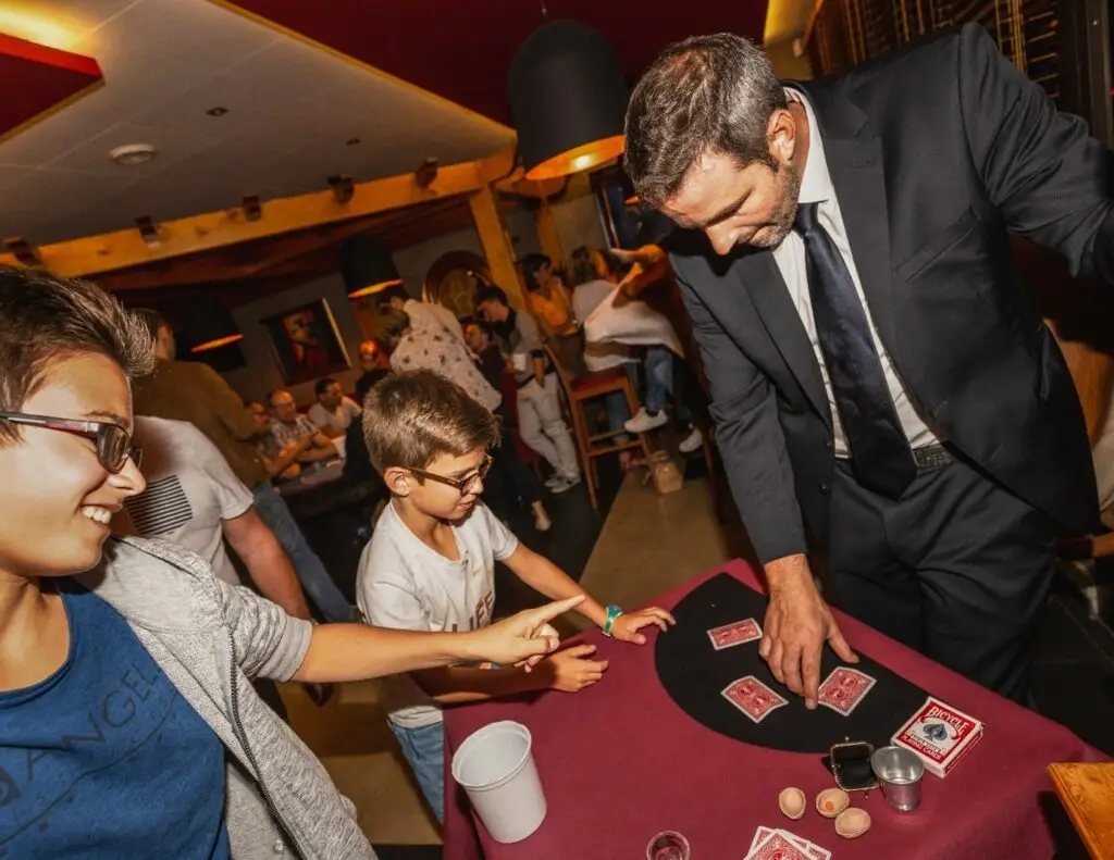 Magicien Close-up Genève : L’Élégance de la Magie au Cœur de Vos Événements 